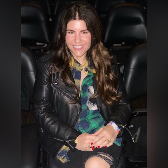 Meet your Posher, Jennifer - Picture 1 of 2